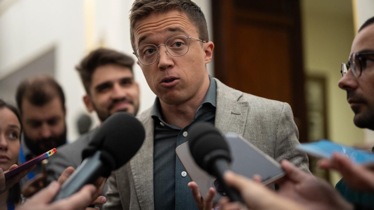 Archivo - El portavoz de Sumar en el Congreso, Íñigo Errejón, a su llegada a una sesión plenaria, en el Congreso de los Diputados, a 8 de octubre de 2024, en Madrid (España).