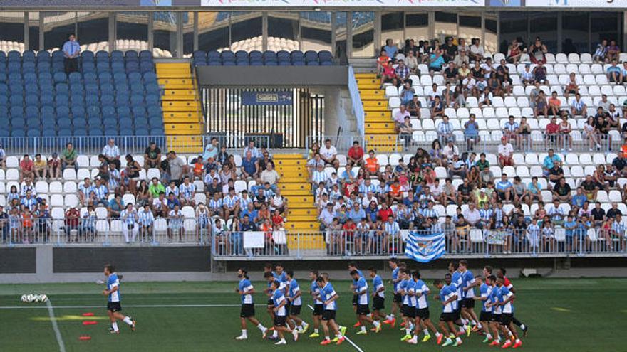 La plantilla del Málaga CF se entrena en La Rosaleda en presencia de sus aficionados.