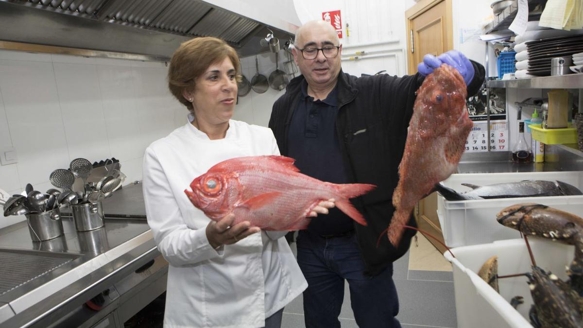 Ana Fe Fernández, con un virrey, y Pepe Lanza, con un cabracho, en la cocina de El Cenador del Azul, en Mieres. | Fernando Rodríguez