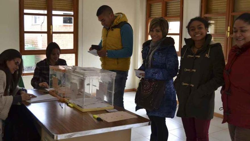 Votantes en el municipio de Pozuelo de Tábara.