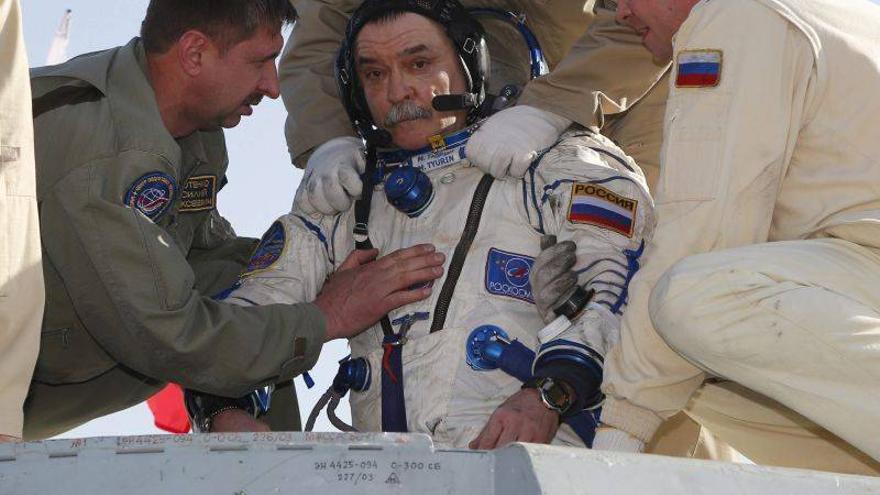La nave rusa Soyuz llega a la Tierra con tres astronautas a bordo