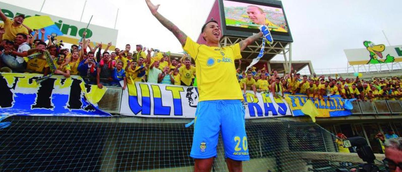 Jonathan Viera Ramos alza los  brazos al finalizar  el partido de 
vuelta de la  promoción de  ascenso a Primera  División ante el  Real Zaragoza en  el Estadio de Gran  Canaria.   | | LP/DLP