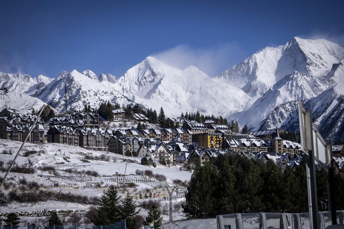 En imágenes | Inicio de la temporada invernal en las estaciones de esquí aragonesas