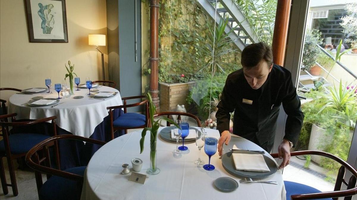 Un camarero en un restaurante