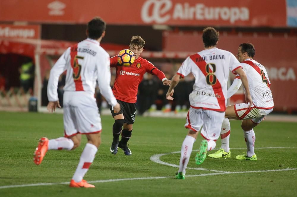 Mit dem sechsten Saisonsieg hat sich Real Mallorca erstmal wieder aus dem Tabellenkeller rausgeschossen. Der Zweitligist gewann am Sonntagabend (12.2.) im Stadion von Son Moix gegen Rayo Vallecano mit 2:1.