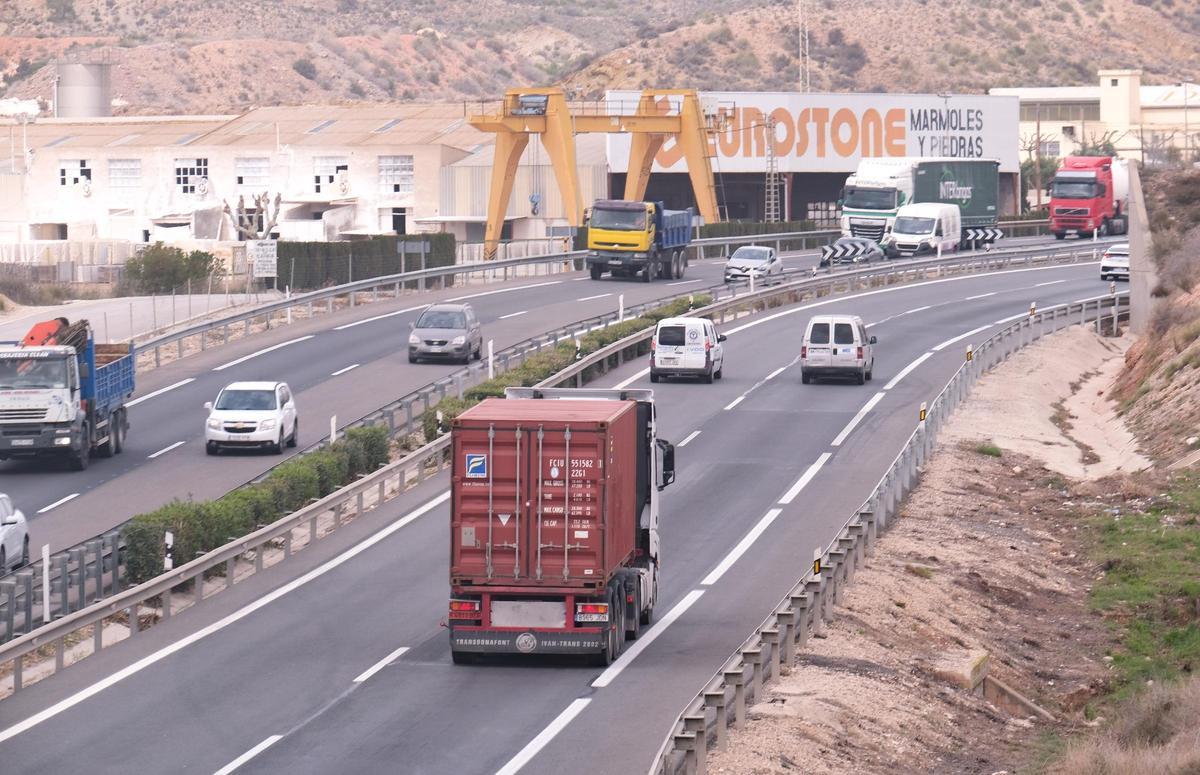Varios camiones por la autovía, a su paso por Novelda.