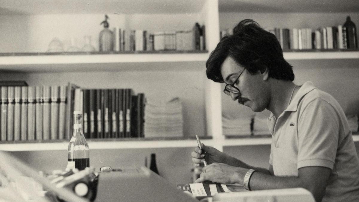 1979: A l'estudi de l'hort, quan escrivia "Cambra de mapes" i "Guia d'arquitectura d'Elx".