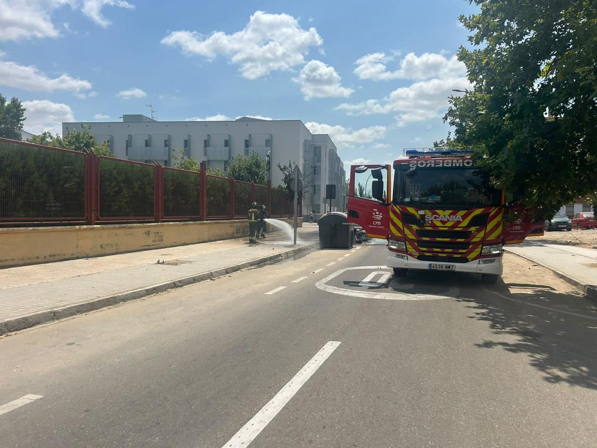 Incendio en un contenedor situado junto al polideportivo Guadiana.