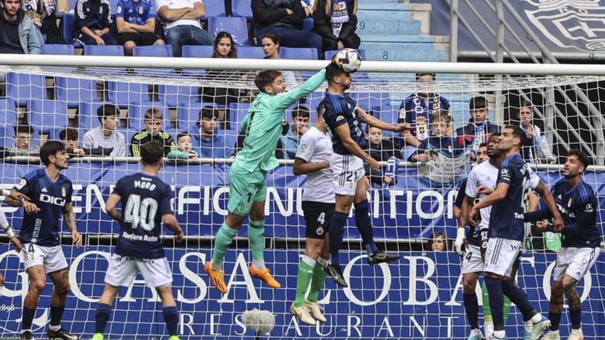 En la imagen superior, Braat despejando un balón. Sobre estas líneas, Sangalli entre Lucas y Camarasa. | Irma Collín