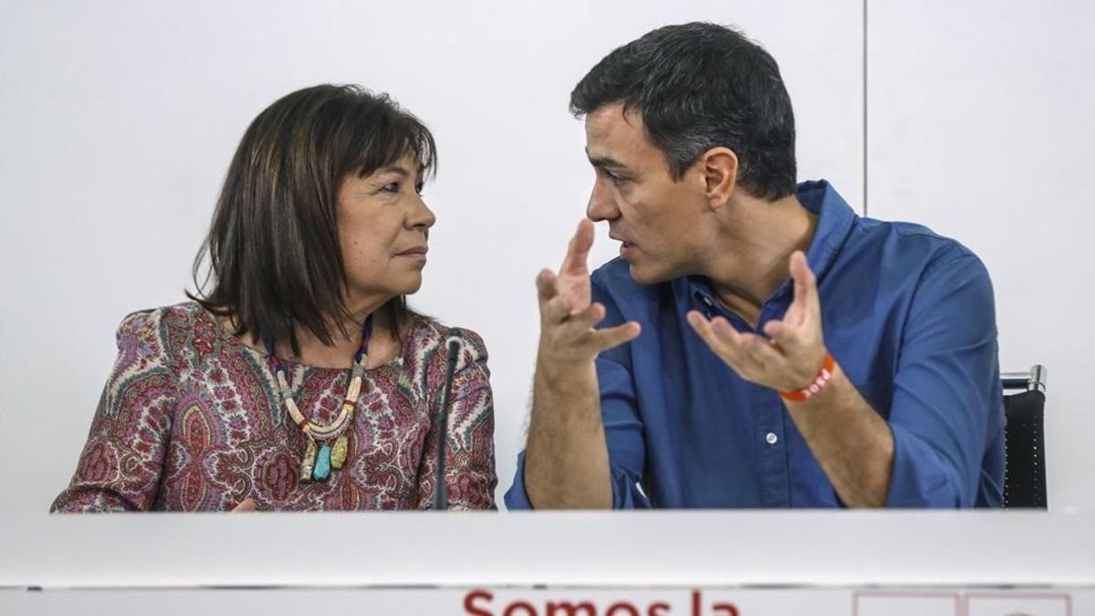 Pedro Sánchez habla con la presidenta del PSOE, Cristina Narbona, este lunes en la sede del partido.