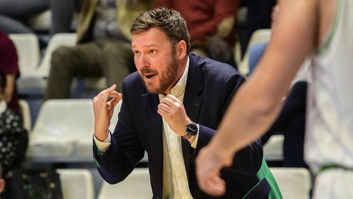 Toni Ten da instrucciones a los jugadores del TAU Castelló en un partido.