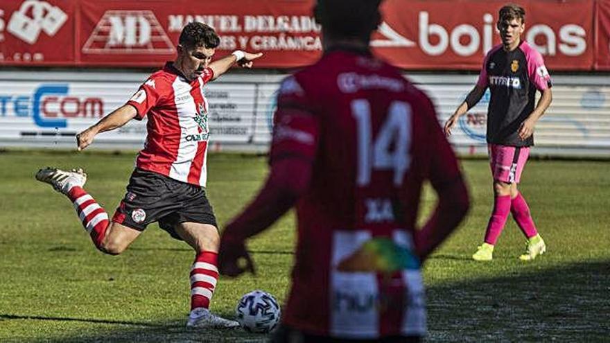 Carlos Ramos, a punto de disparar a portería contraria, en el Ruta de la Plata.