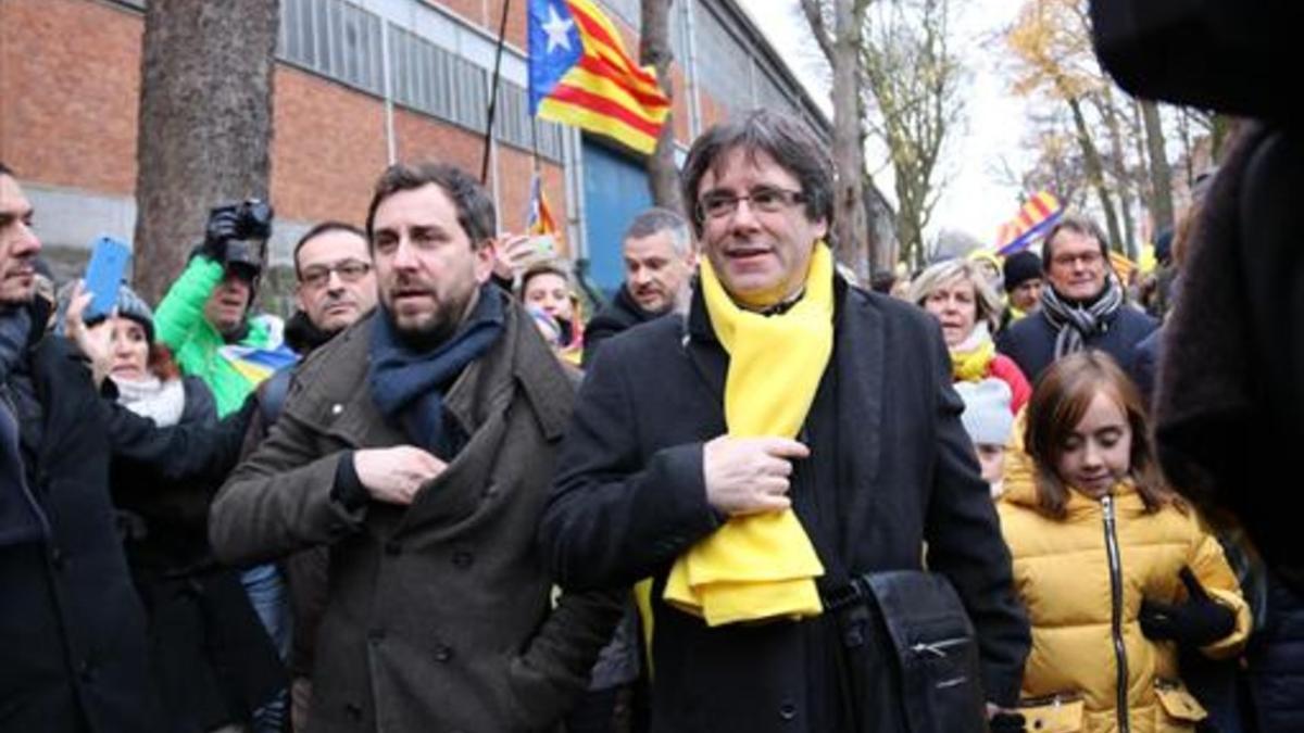 Toni Comín y Carles Puigdemont, en Bruselas el 7 de diciembre pasado.