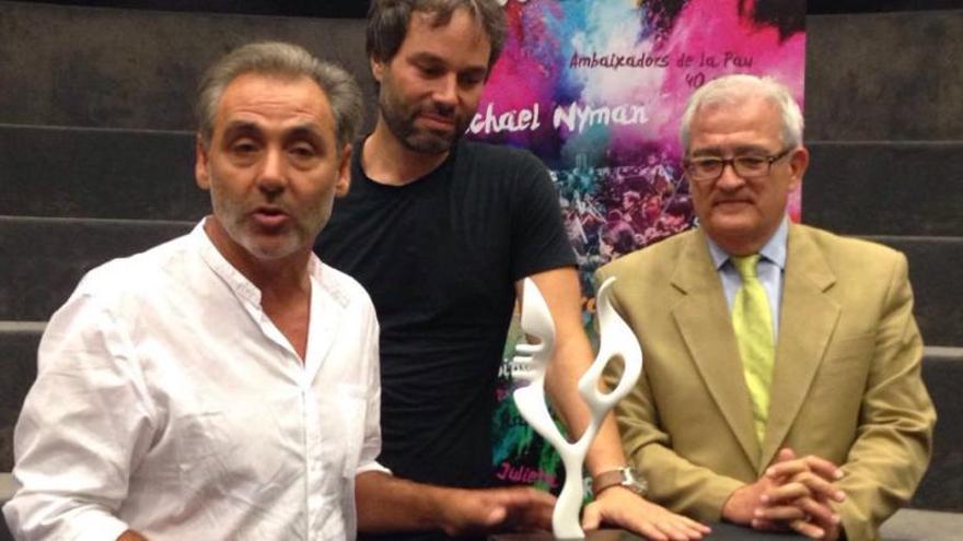 Quico Torres (i), Josep Vicent y César Augusto Asencio, ante la escultura del premio