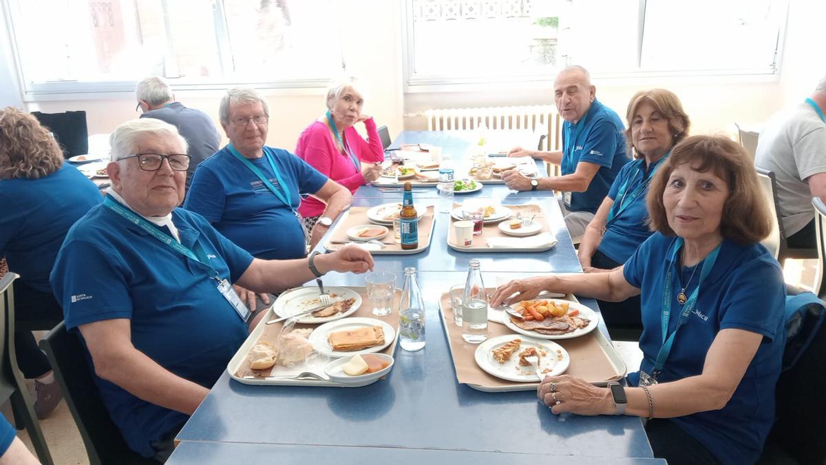 Carmen Malvido con su marido enfrente, en al comida, ayer, en la residencia de Panxón.