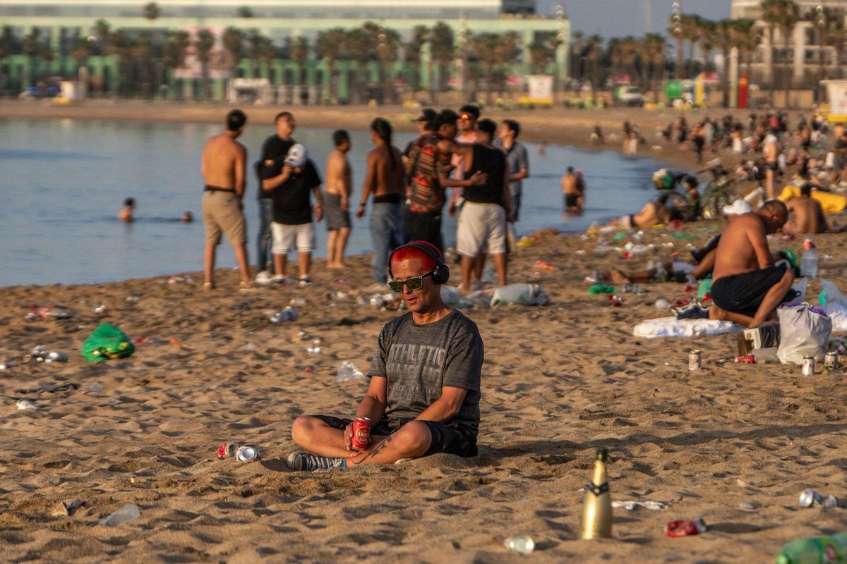 Limpieza de las playas de Barcelona tras la verbena de Sant Joan 2025
