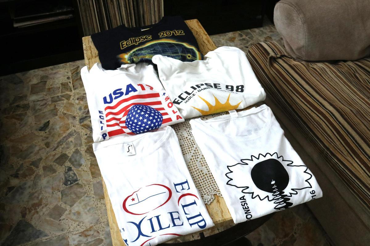 Distintas camisetas conmemorativas de eclipses a los que han asistido los turistas astronómicos