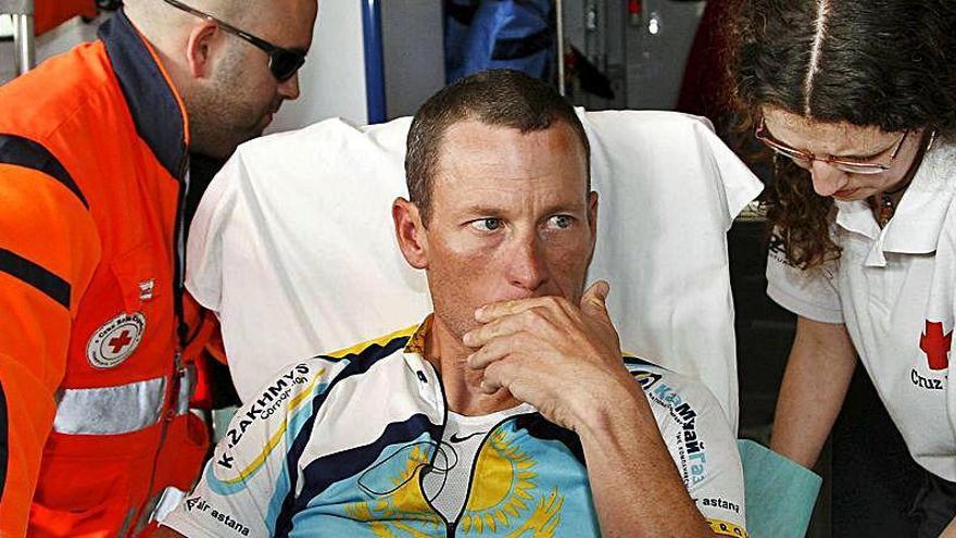 Lance Armstrong, atendido tras una caída.