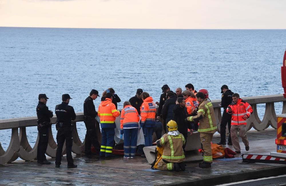 Rescate de un cadáver en las rocas de la Domus