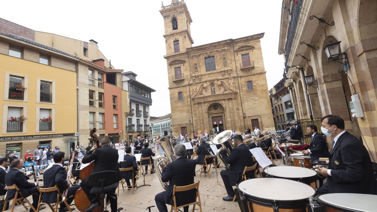 Actuación de la Banda de Música de Santiago de Compostela en Oviedo