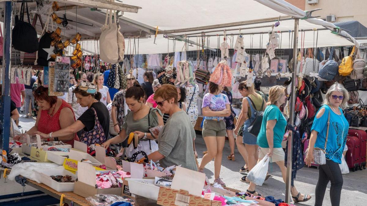 Mujeres en el mercadillo de Cabo de Palos, en una foto tomada antes de la pandemia.