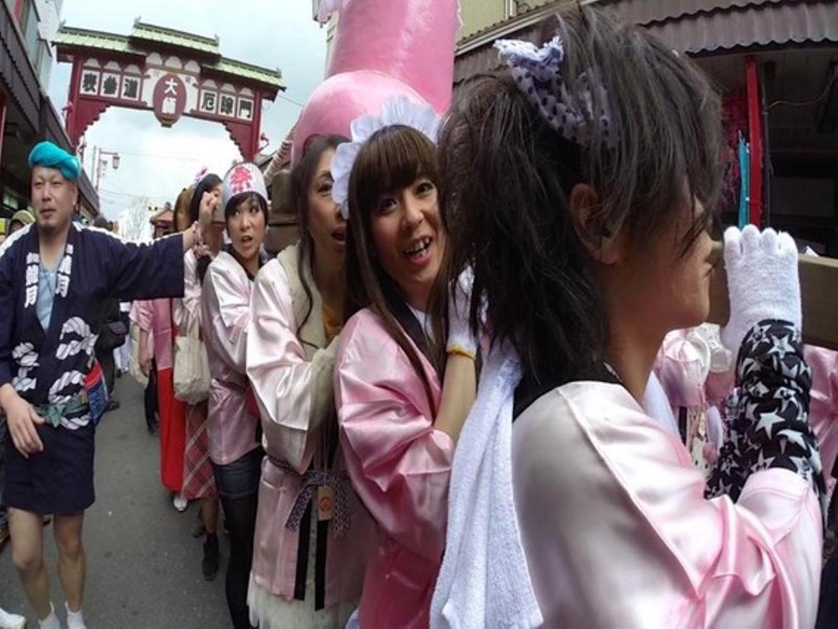 Unes noies subjecten la figura d’un penis, durant la celebració del Kanamara Matsuri.