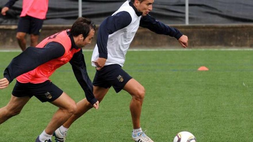 Cristóbal Juncal conduce el balón ante la presencia de Jacobo. // Rafa Vázquez