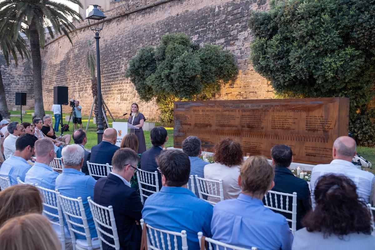 Prohens homenajea a las víctimas de los bombardeos republicanos sobre Palma en un acto sin Memòria de Mallorca