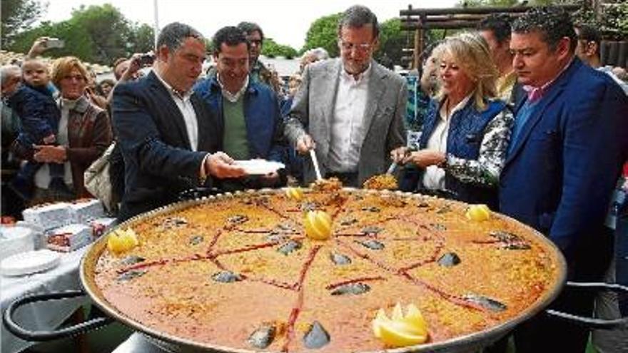 Mariano Rajoy cuinant una paella en un acte celebrat a Marbella.