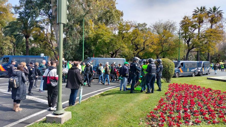 Dos personas en libertad con cargos tras la protesta del campo en Sevilla