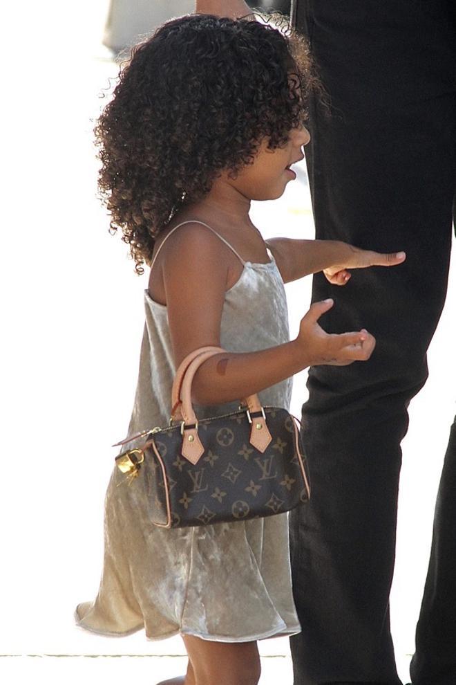 North West acompaña a su madre con bolso Vuitton