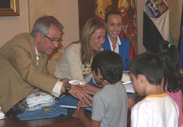La alcaldesa de Cáceres se reúne con los niños de los campamentos urbanos