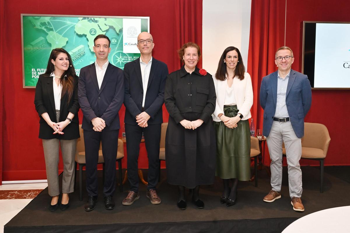 Participantes en la sesión del ciclo de sostenibilidad del transporte en carretera del Círculo Ecuestre. Desde la izquierda: Caterina Escrig (CaixaBank); Josep Serveto; Jordi Torrent (Port de Barcelona); Elena Carandini (Círculo); Estefanía Soler (Hutchison Ports BEST) y Jordi Aycart (Nestlé).