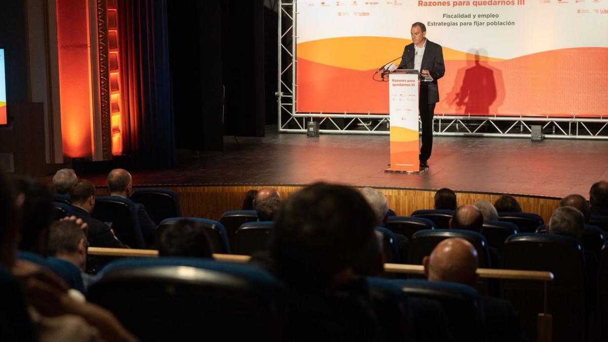 Un momento de la intervención de Requejo visto desde la platea. | José Luis Fernández