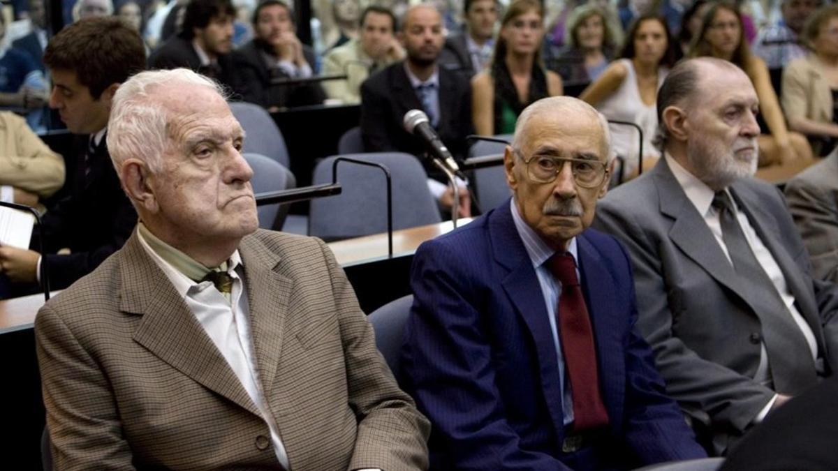 Los exdictadores argentinos Reinaldo Bignone (izq) y Jorge Rafael Videla (centro), en un juicio en Buenos Aires, en febrero del 2011.