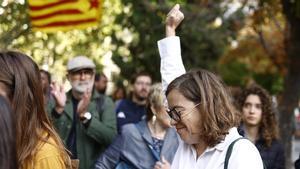 Eulàlia Reguant saluda a un grupo de simpatizantes a su llegada al Tribunal Supremo.