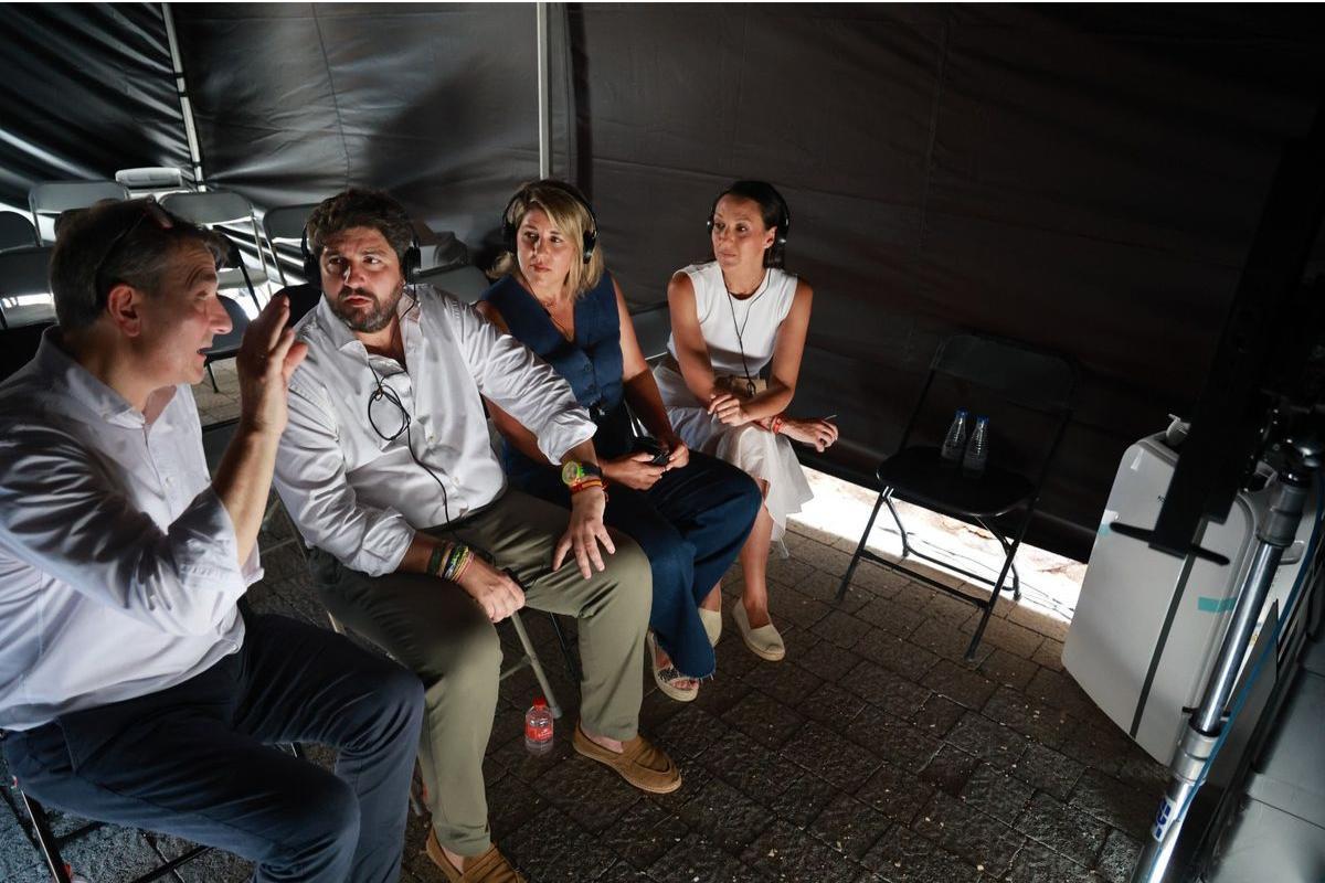 Fernando López Miras, Noelia Arroyo y Carmen Conesa se adentran en el rodaje de Fernando López Miras (d), Noelia Arroyo (d) y Carmen Conesa acuden al rodaje de 'People of the book'.
