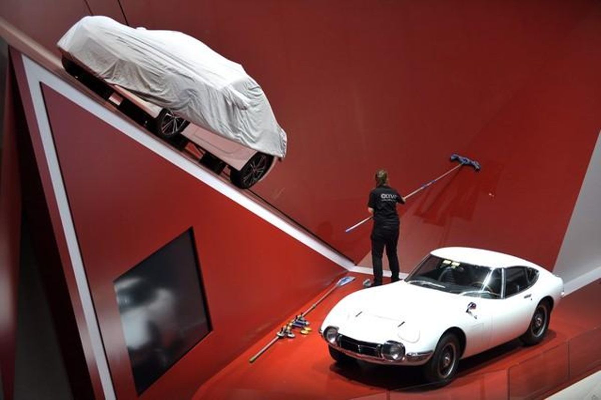 Una operària de Toyota treballa en les feines de neteja abans del començament de la 82a edició del Saló Internacional de l’Automòbil de Ginebra. Una operària de Toyota treballa en les feines de neteja abans del començament de la 82a edició del Saló Internacional de l’Automòbil de Ginebra.