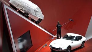 Una operària de Toyota treballa en les feines de neteja abans del començament de la 82a edició del Saló Internacional de l’Automòbil de Ginebra.