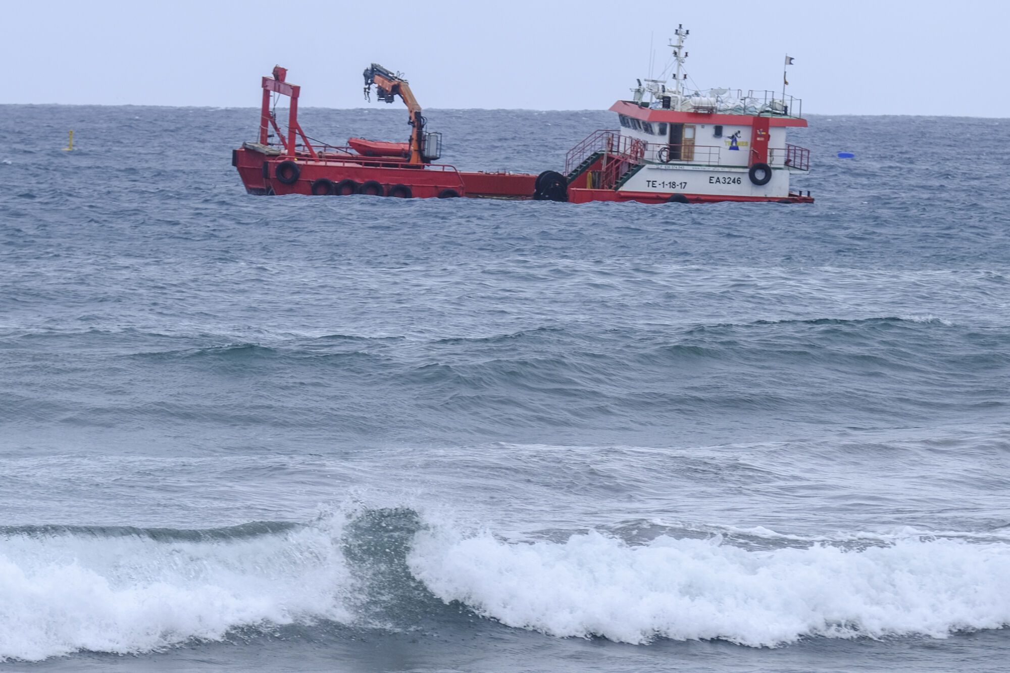 Suspendida por el oleaje la operación para extraer el coche arrastrado al mar en Salinetas
