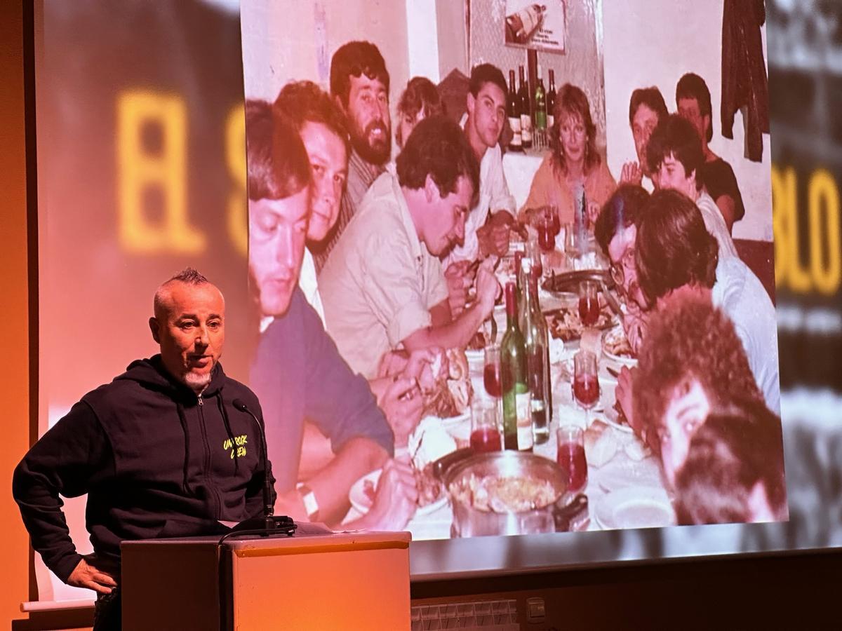 José Carlos García durante su intervención, con una foto de fondo de los primeros rocheros que impulsaron la primera etapa del Festival.