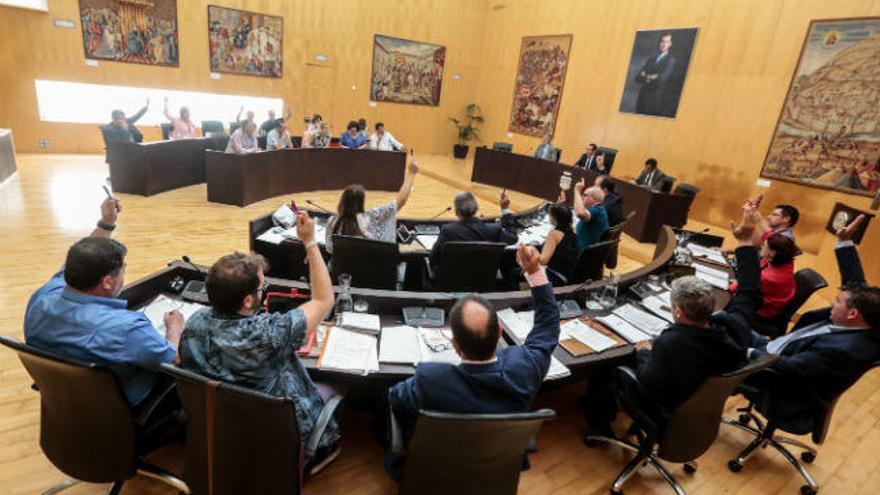 Un momento de la votación del pleno de Benidorm