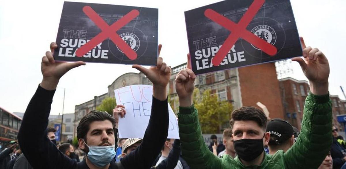 Aficionados del Chelsea manifestándose en la calle para exigir la cancelación de la Superliga