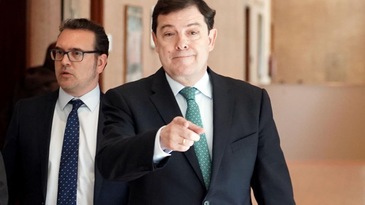 Mañueco en su llegada hoy a las Cortes de Castilla y León.