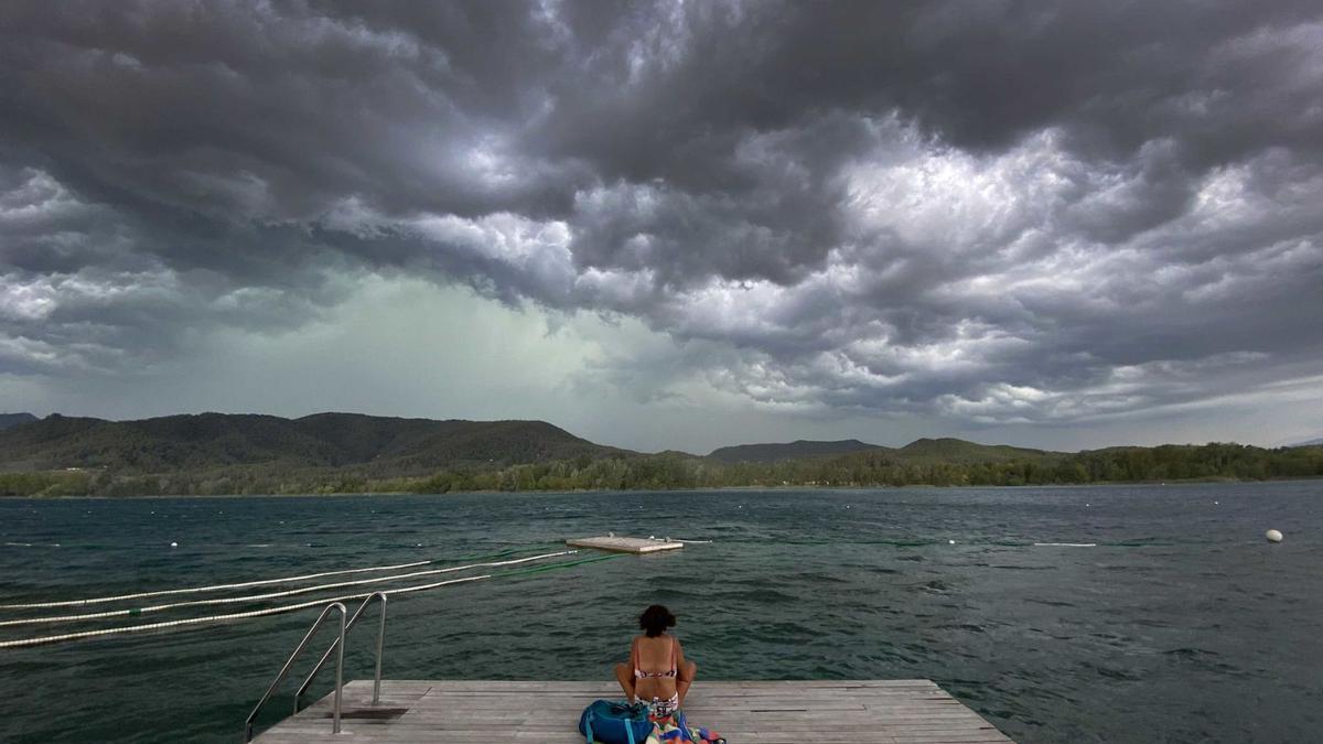 Una dona observa els núvols
de tempesta a l’estany de 
Banyoles.  pere duran/nord media
