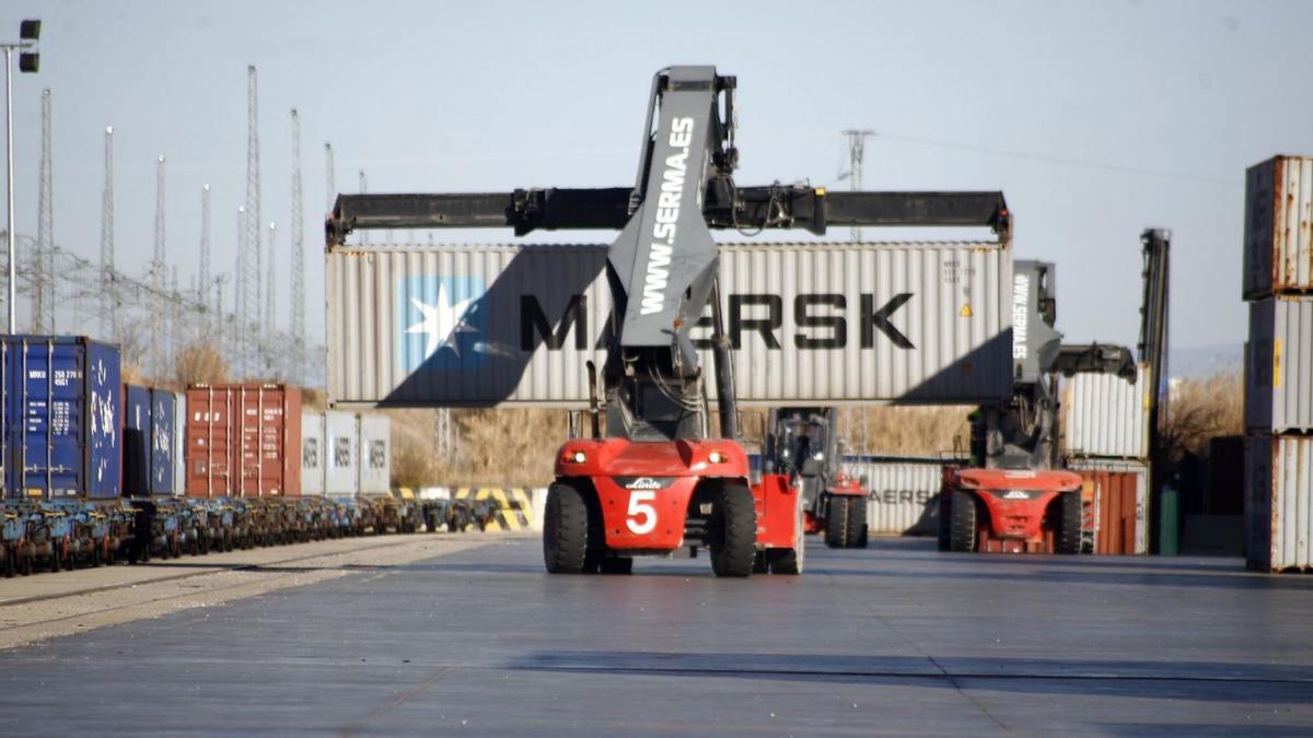 Movimiento de un contenedor de la naviera Maersk en la Terminal Marítima de Zaragoza (TMZ). | EL PERIÓDICO