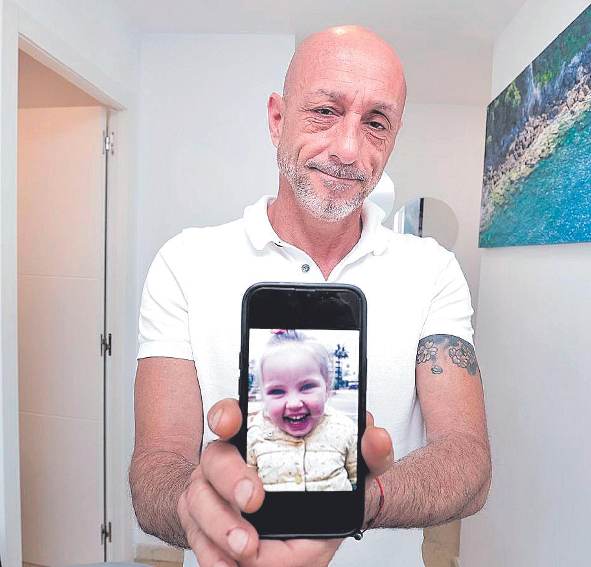 Rubén García muestra una foto de su hija, retenida en Rusia.
