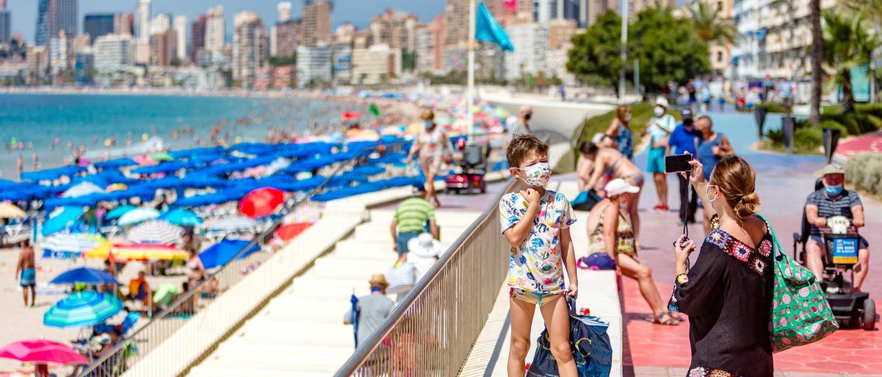 Turistas en la playa de Poniente de Benidorm, en una imagen de la pasada semana.