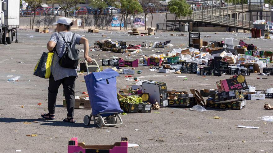 Mercadillo de la calle Teulada en Alicante: cuando el desecho es básico contra la crisis