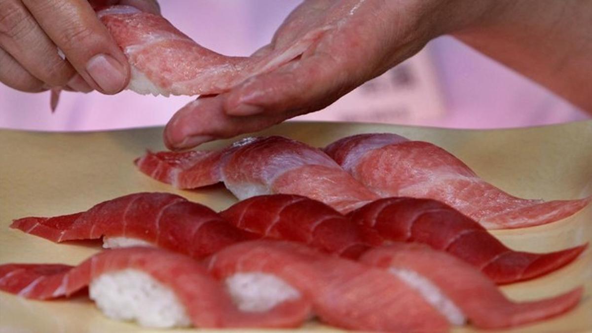 Un chef prepara sushi de atún rojo en Tokio.